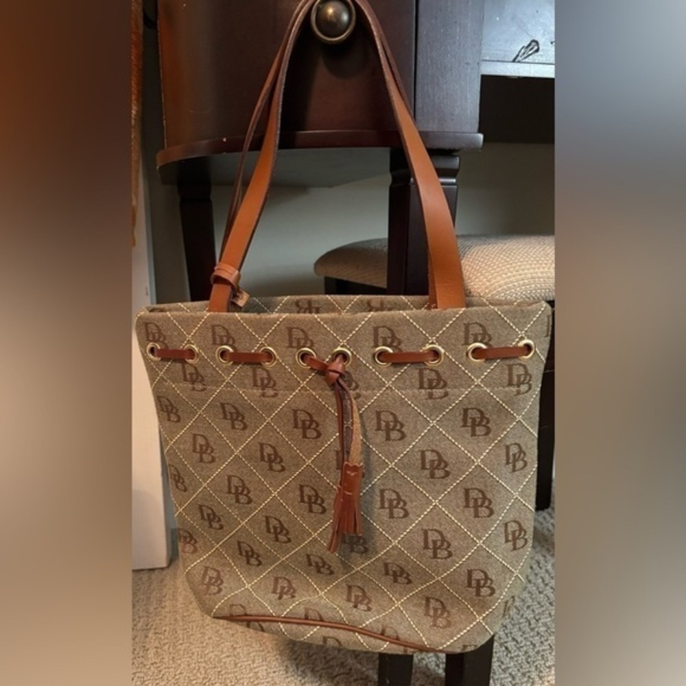 Like New Dooney & Bourke Bucket Bag, Authentic, neutral and classic π